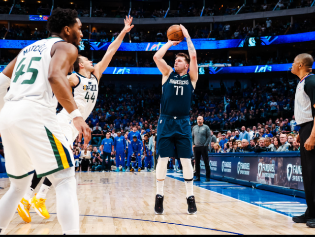  布克创赛季得分新高太阳主场大胜爵士